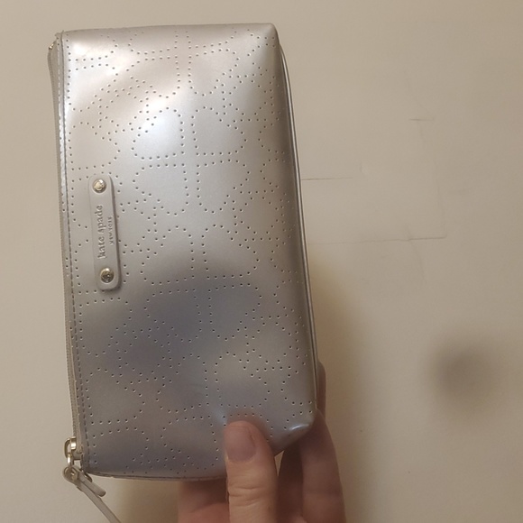 Kate Spade Little Shiloh Metro Spade Case. - Picture 2 of 13